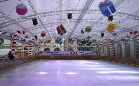 Mercato in centro Lecco: 5 novembre ultimo appuntamento. Poi si monta la pista del ghiaccio