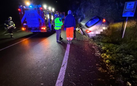 Mezzanego, donna finisce fuori strada nella notte: ferite non gravi
