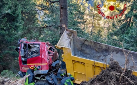 Mezzo pesante scivola a valle, l’intervento dei Vigili del Fuoco