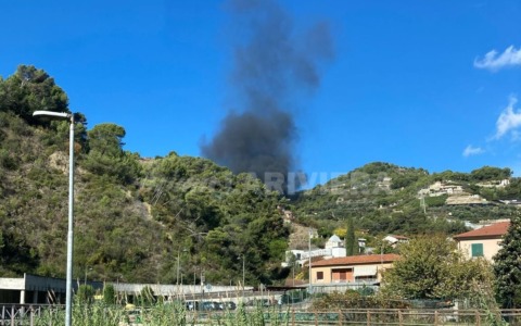 Mobilitazione di soccorsi sopra Soldano per il probabile incendio di una serra