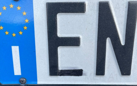 Modifica la targa con un pennarello aggiungendo una stanghetta alla F: denunciato e auto sequestrata