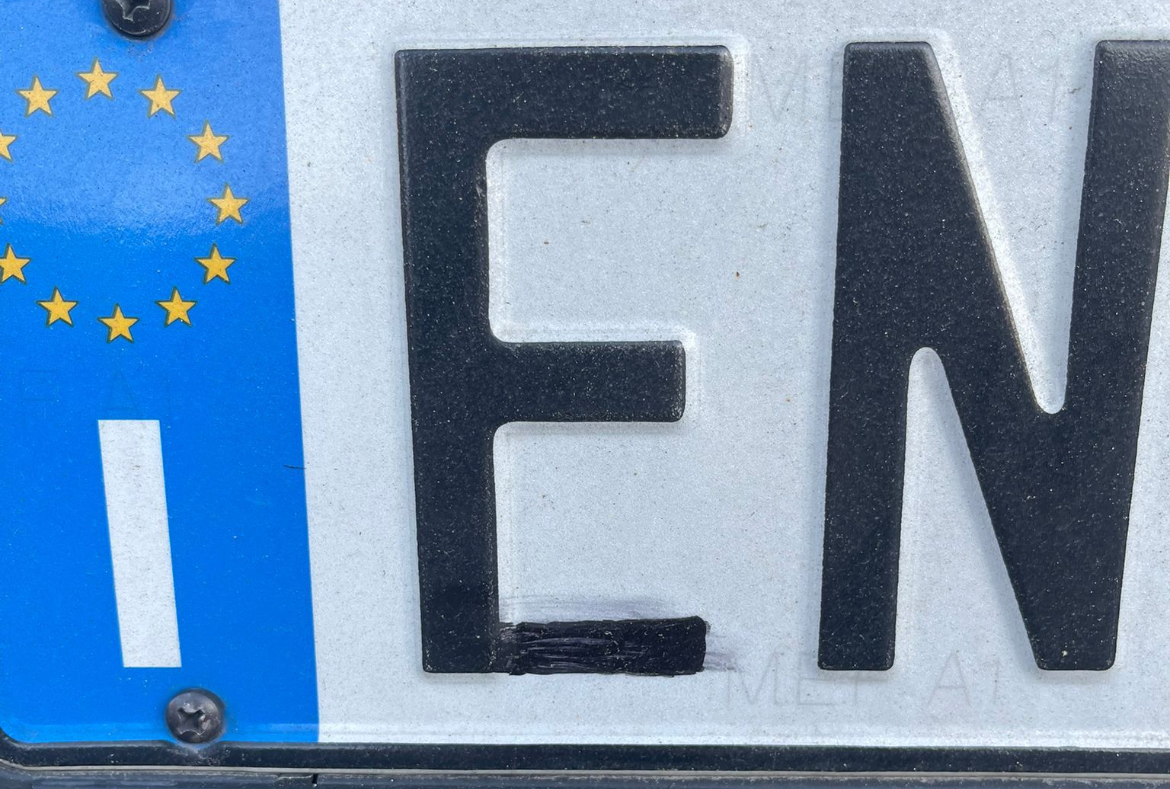 Modifica la targa con un pennarello aggiungendo una stanghetta alla F: denunciato e auto sequestrata