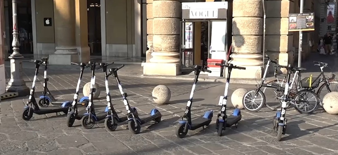 Monopattini a noleggio, stop a Firenze da aprile 2026