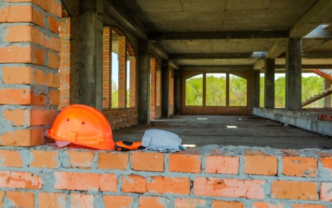 Muore per un malore in cantiere. Operaio perde entrambi i piedi in un macchinario