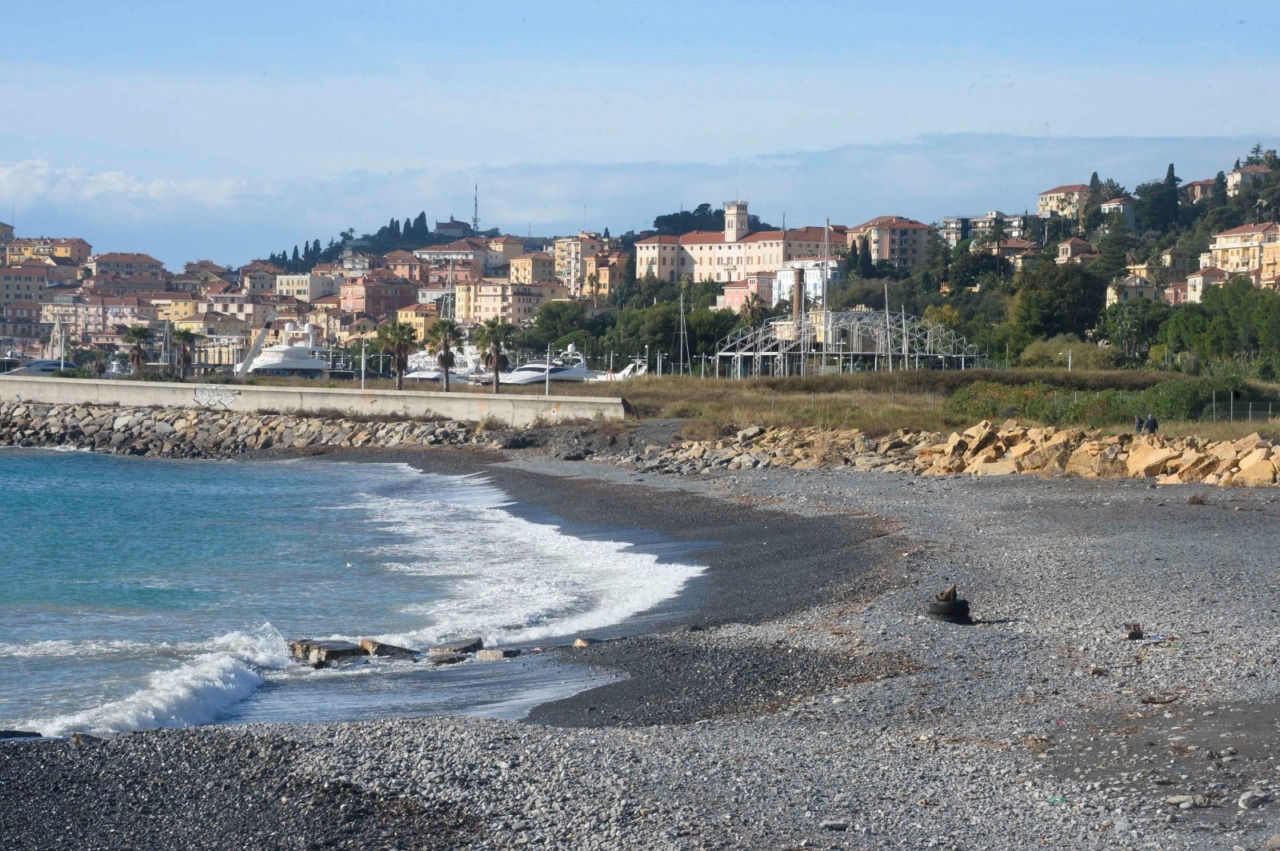 Nascosta tra gli scogli lanciava pietre ai passanti a Imperia, identificata una donna