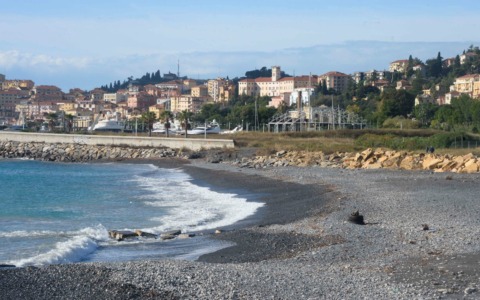 Nascosta tra gli scogli lanciava pietre ai passanti a Imperia, identificata una donna