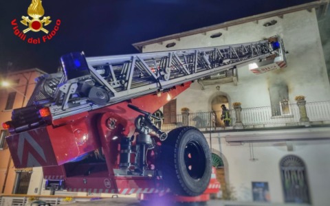 Necessitava di cure sanitarie: trasportato con l’autoscala dal balcone del secondo piano fino a terra