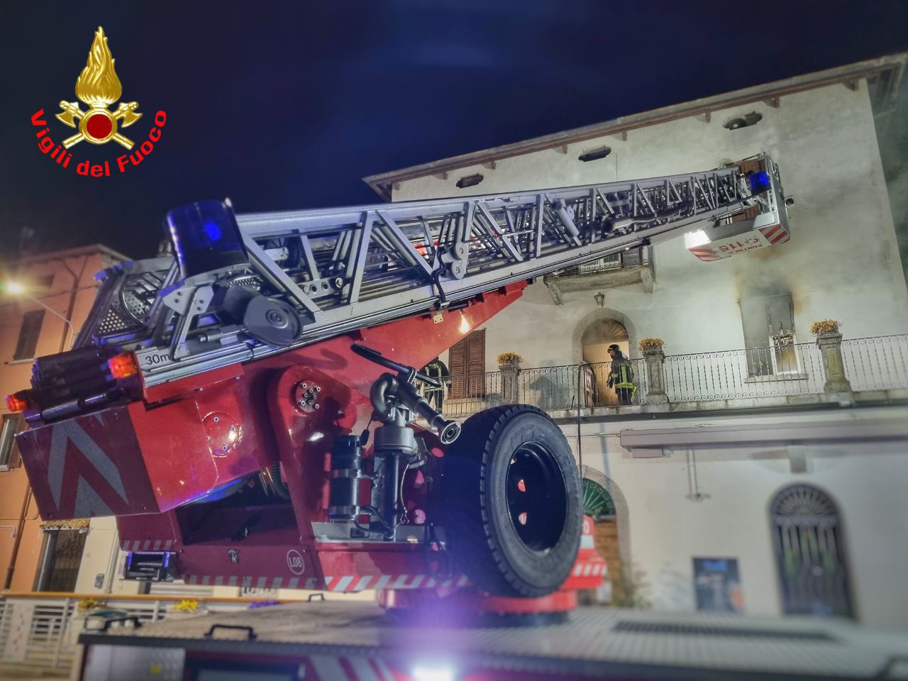 Necessitava di cure sanitarie: trasportato con l’autoscala dal balcone del secondo piano fino a terra