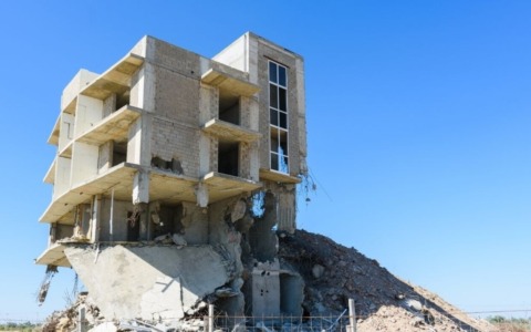 Nella Manovra si discute di un nuovo condono edilizio, il più esteso degli ultimi vent’anni