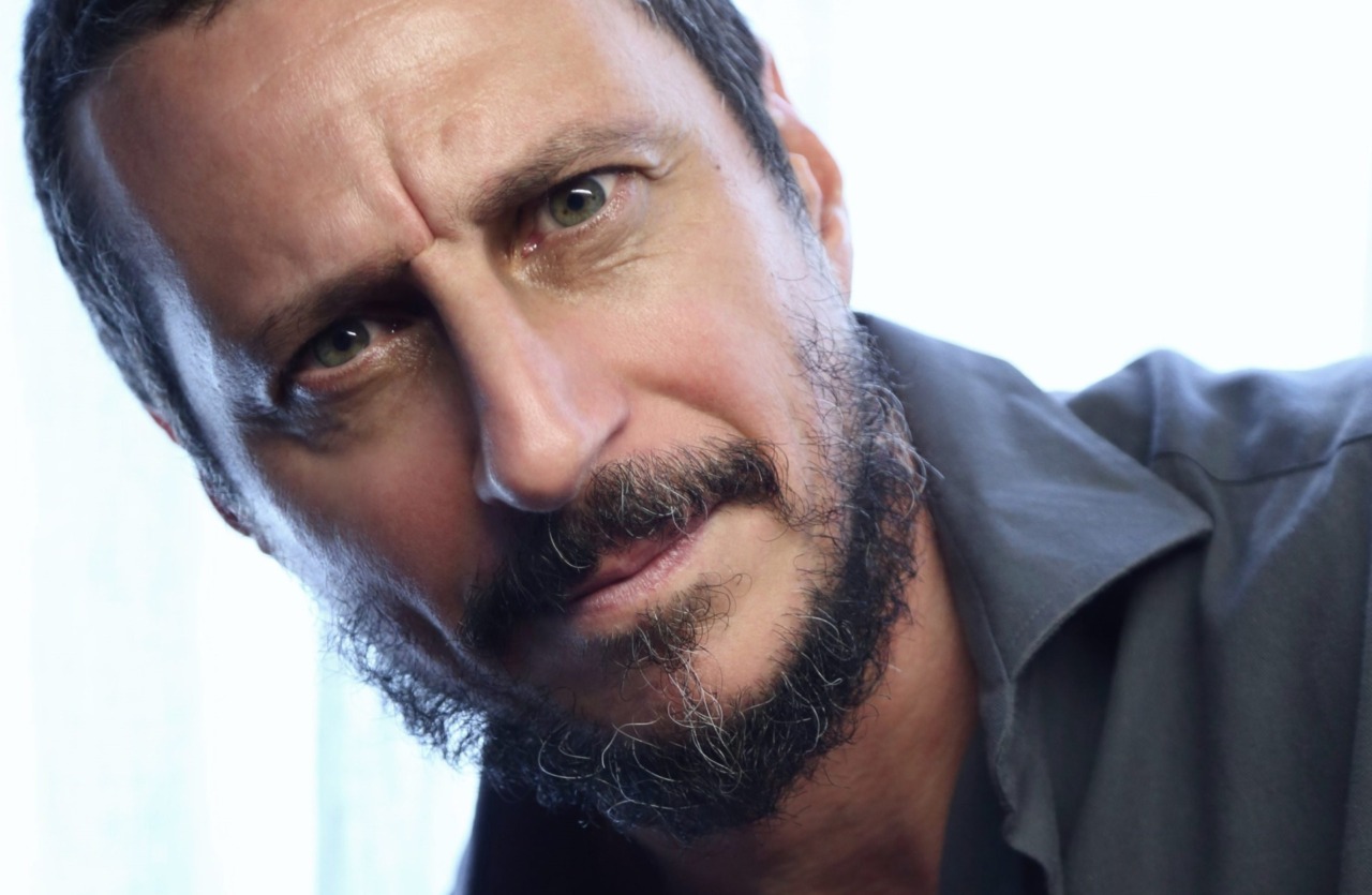 “Non hanno un dubbio”: Luca Bizzarri torna alla ChorusLife Arena con il nuovo spettacolo