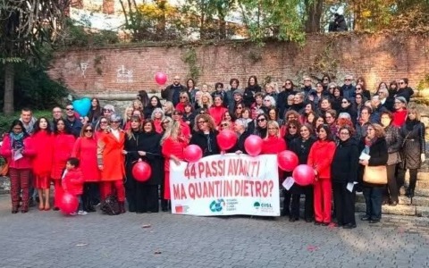 Novara si è fermata per dire no alla violenza col flash mob “44 passi in avanti… e quanti indietro?”