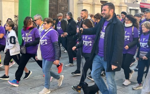 Novara si tinge di viola con la camminata per la ricerca contro il tumore al pancreas