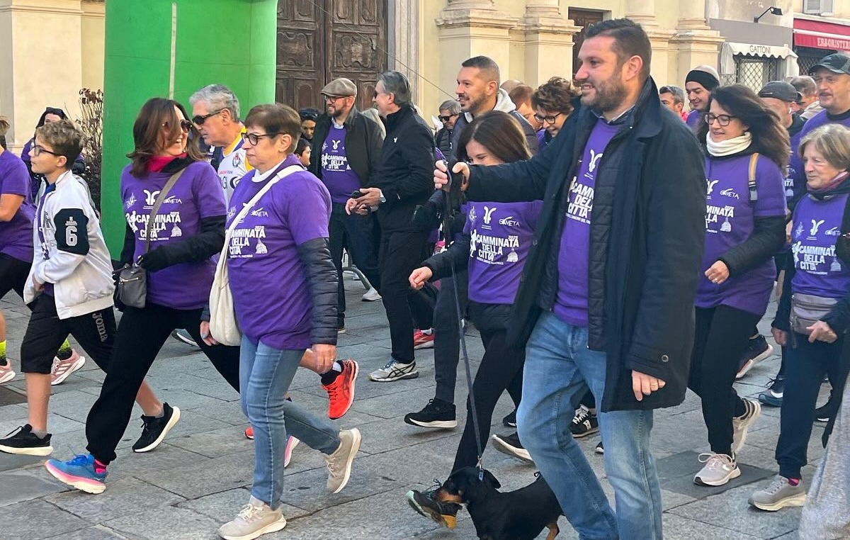 Novara si tinge di viola con la camminata per la ricerca contro il tumore al pancreas