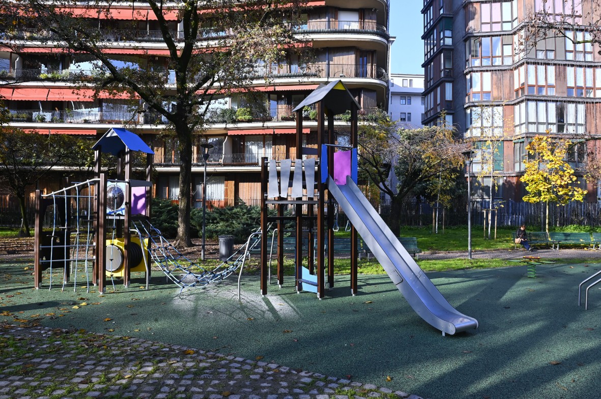 Nuova vita al parco giochi di via Quadronno: completati i lavori