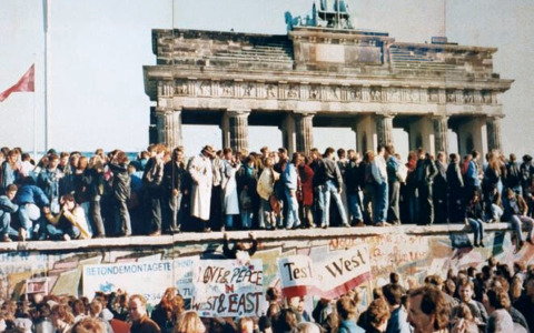 Oggi è domenica 9 novembre 2025: fatti storici, compleanni famosi, frasi e immagini per dire buongiorno