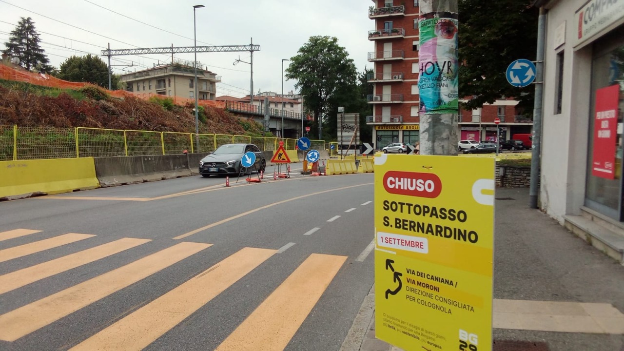 Ok il varco per i pedoni sotto al ponte di via San Bernardino a Bergamo, ma il cantiere è già in ritardo