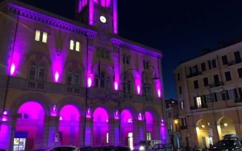 Palazzi imperiesi si colorano per la giornata mondiale dei nati prematuri
