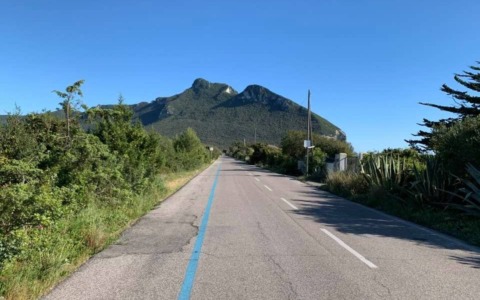Passerella sulle dune dal giardino della villa al mare, donna condannata a due mesi e multata