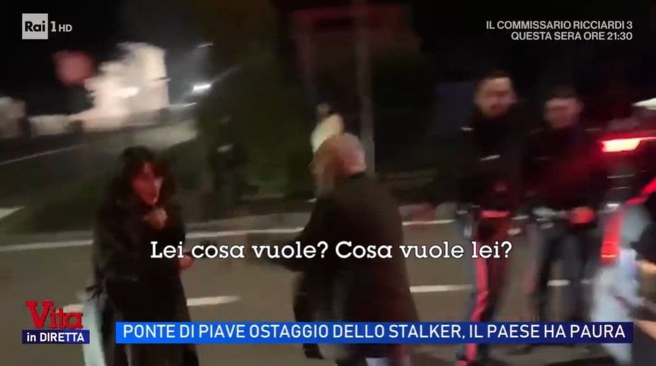 Paura a Ponte di Piave: 60enne aggredisce il parroco e minaccia la sindaca, poi l’attacco alla troupe della Vita in Diretta