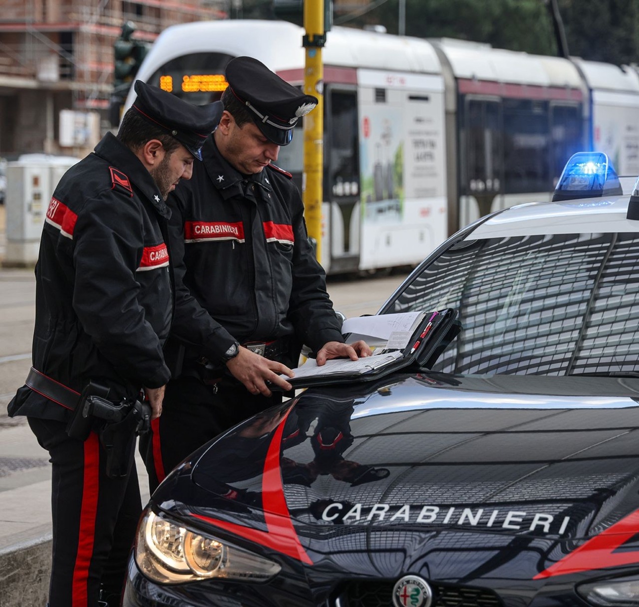 Paura in un supermercato nel fiorentino, sorpreso a rubare aggredisce addetto alla sicurezza