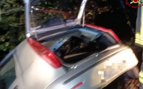 Perde il controllo dell’auto e va a sbattere contro un albero: grave un 74enne