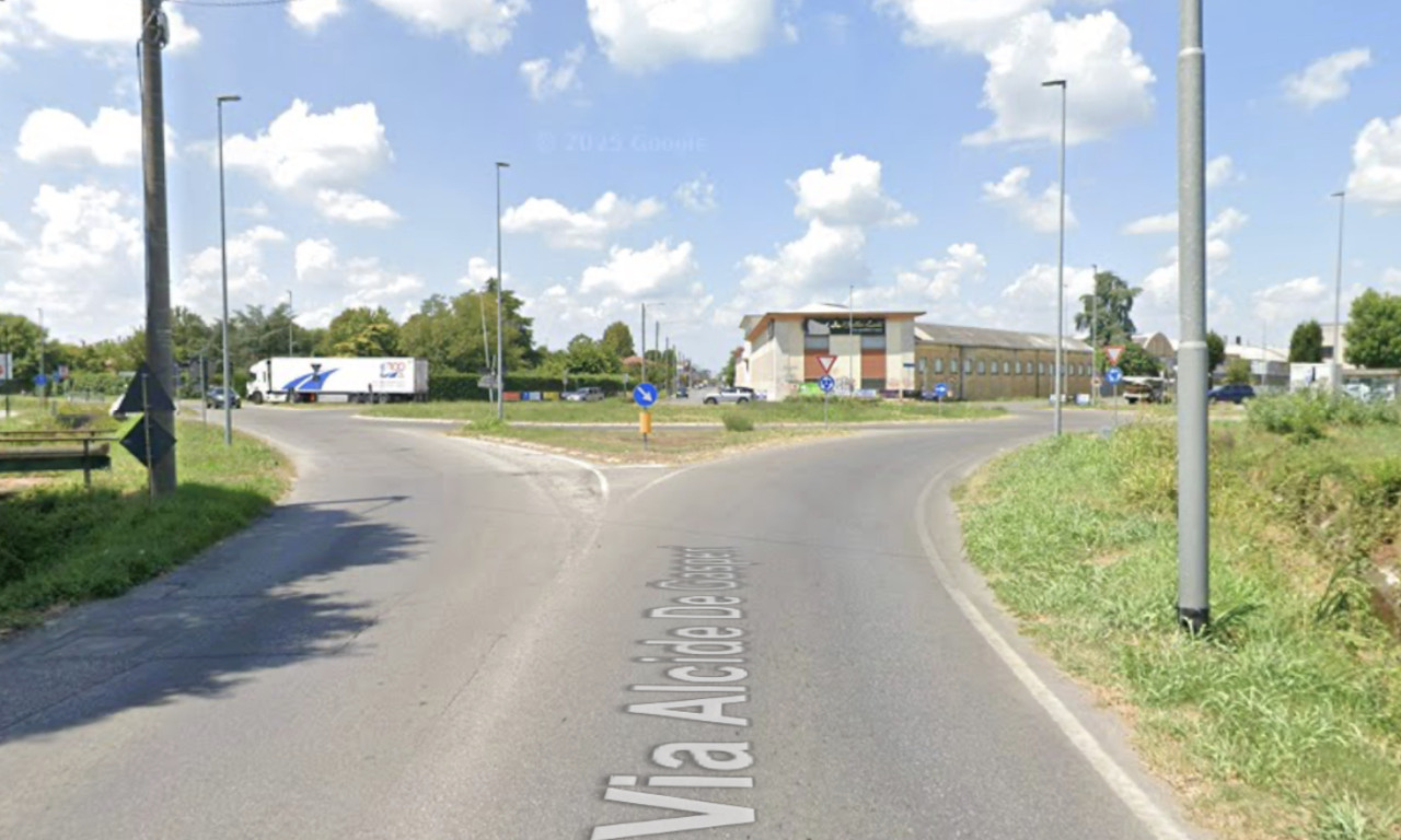 Perde il controllo dell’auto sulla rotonda tra Trescore Cremasco e Cremosano, 22enne ferito