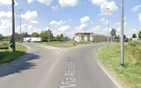 Perde il controllo dell’auto sulla rotonda tra Trescore Cremasco e Cremosano, 22enne ferito