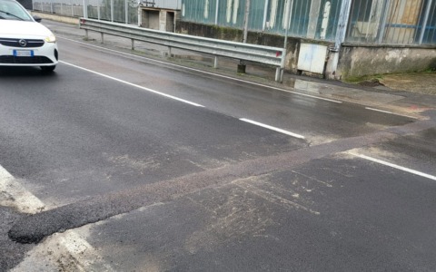 Pescate, strade dissestate da due anni per i lavori della fibra: il sindaco De Capitani chiede i danni