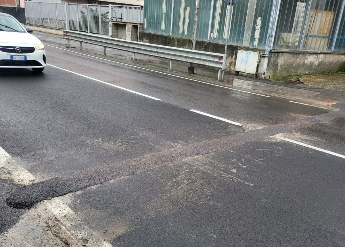 Pescate, strade dissestate da due anni per i lavori della fibra: il sindaco De Capitani chiede i danni