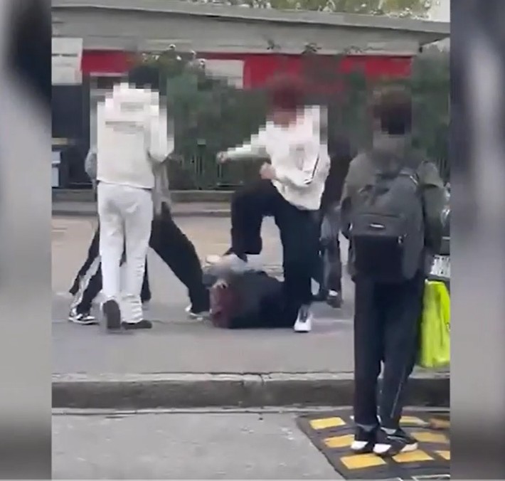 Pestato per un post su ordine di lei: individuati i membri del branco