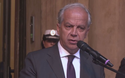 Piantedosi replica a Lepore: “le condizioni per giocare la partita ci sono, e comunque il sindaco può vietarla”