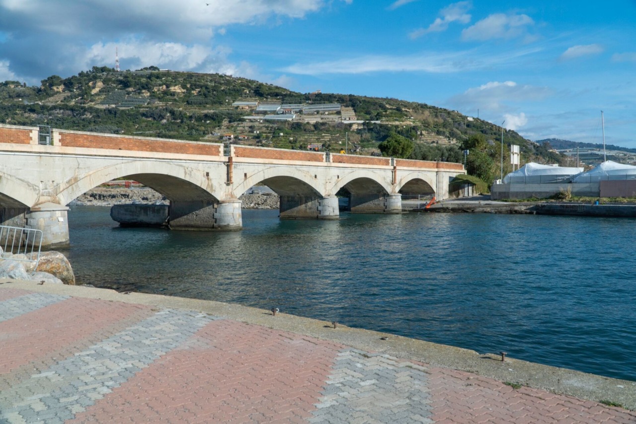 Ponte ciclabile: «Cittadini a rischio e aumenti in bolletta»