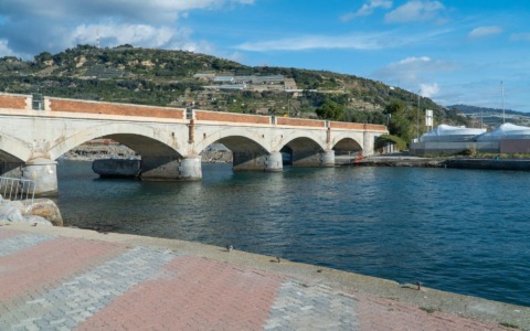 Ponte ciclabile: «Cittadini a rischio e aumenti in bolletta»
