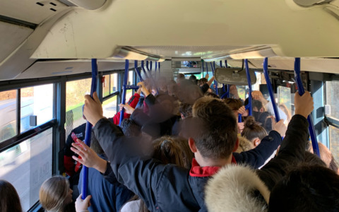 Pontedera, a scuola con una sciabola: denunciato