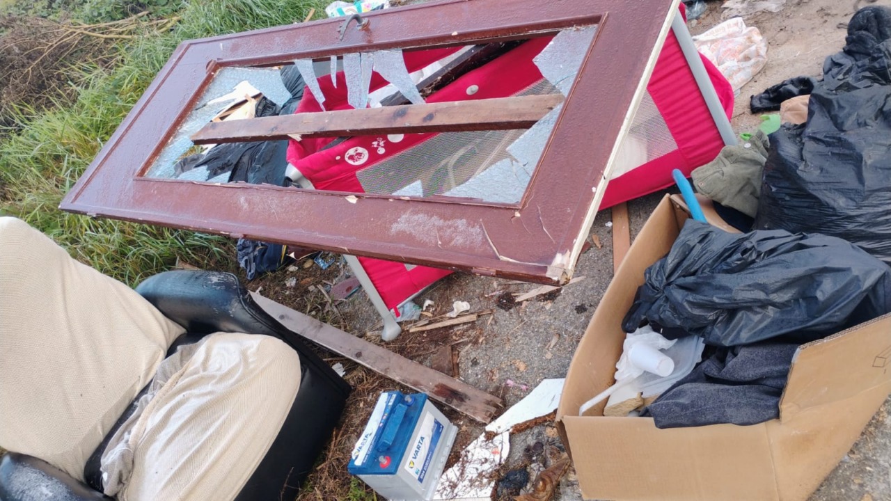 Porta a vetri a pezzi vicino ai cassonetti. Pericolo al rione Belvedere