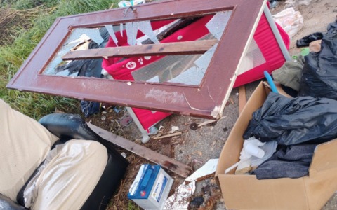 Porta a vetri a pezzi vicino ai cassonetti. Pericolo al rione Belvedere