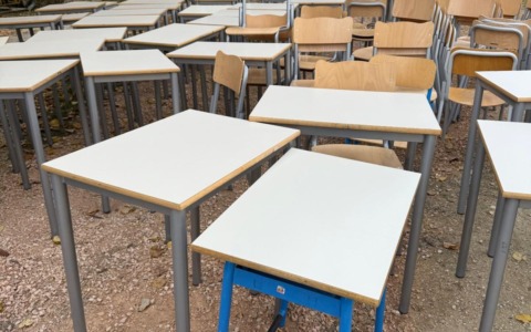 Post sisma a San Severino, i ragazzi del triennio spostano i banchi per il trasloco nella nuova scuola e salutano la sede provvisoria