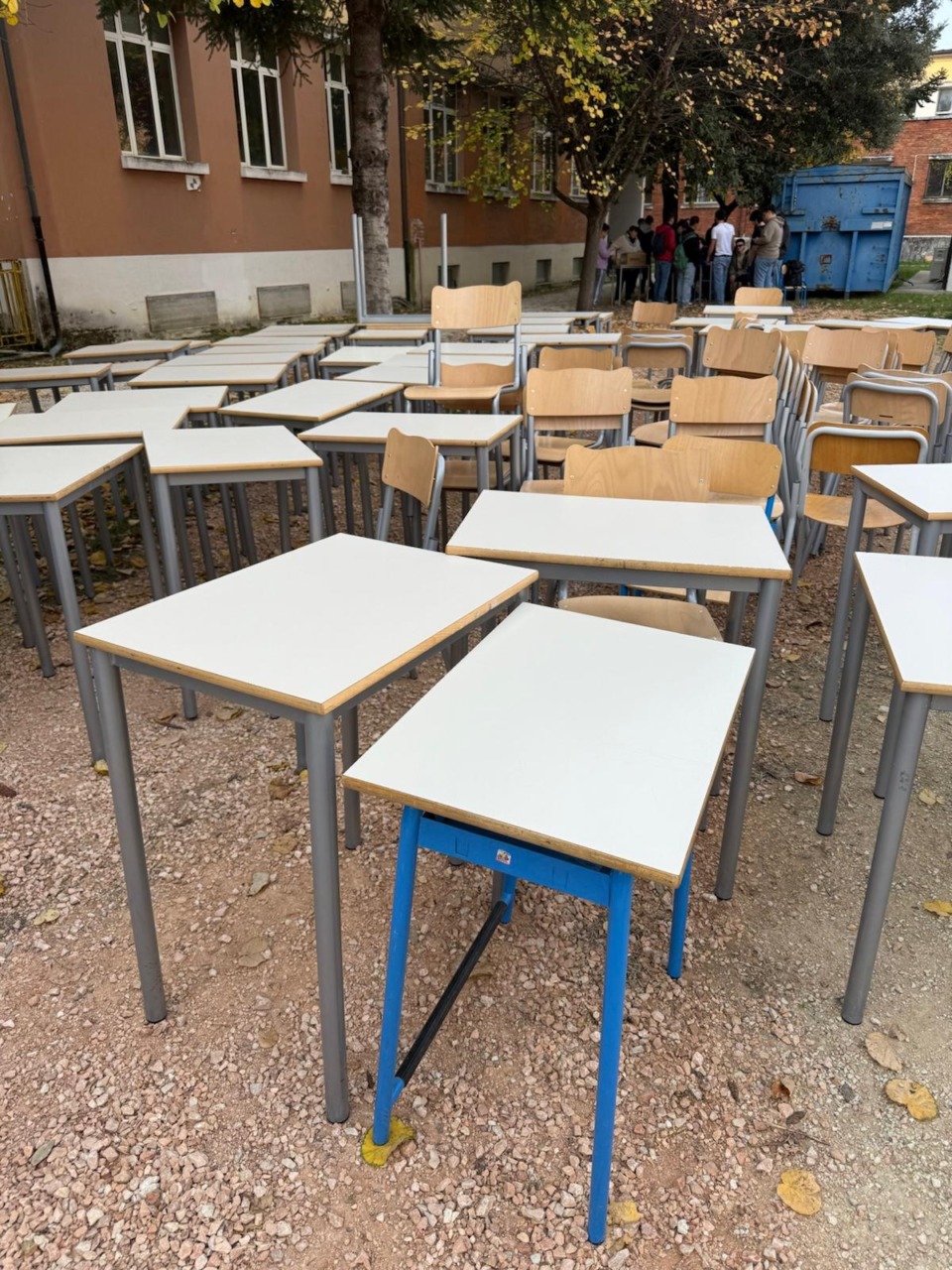 Post sisma a San Severino, i ragazzi del triennio spostano i banchi per il trasloco nella nuova scuola e salutano la sede provvisoria
