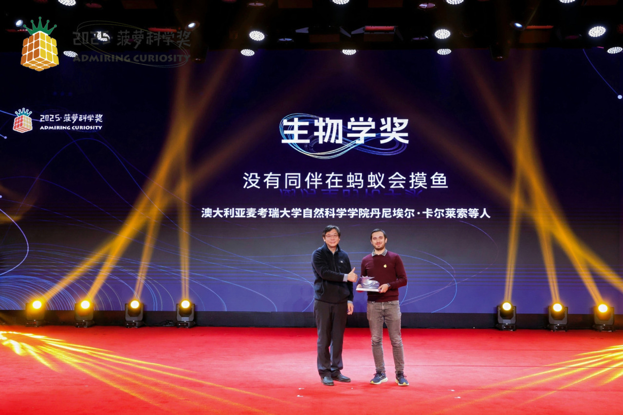 Premiato dalla scienza mondiale grazie ai segreti delle formiche tessitrici