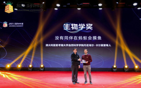 Premiato dalla scienza mondiale grazie ai segreti delle formiche tessitrici