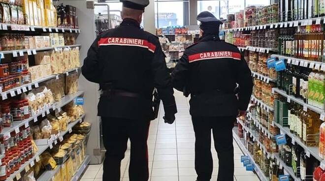 Pretende la restituzione del denaro speso al supermercato poi si scaglia contro i carabinieri