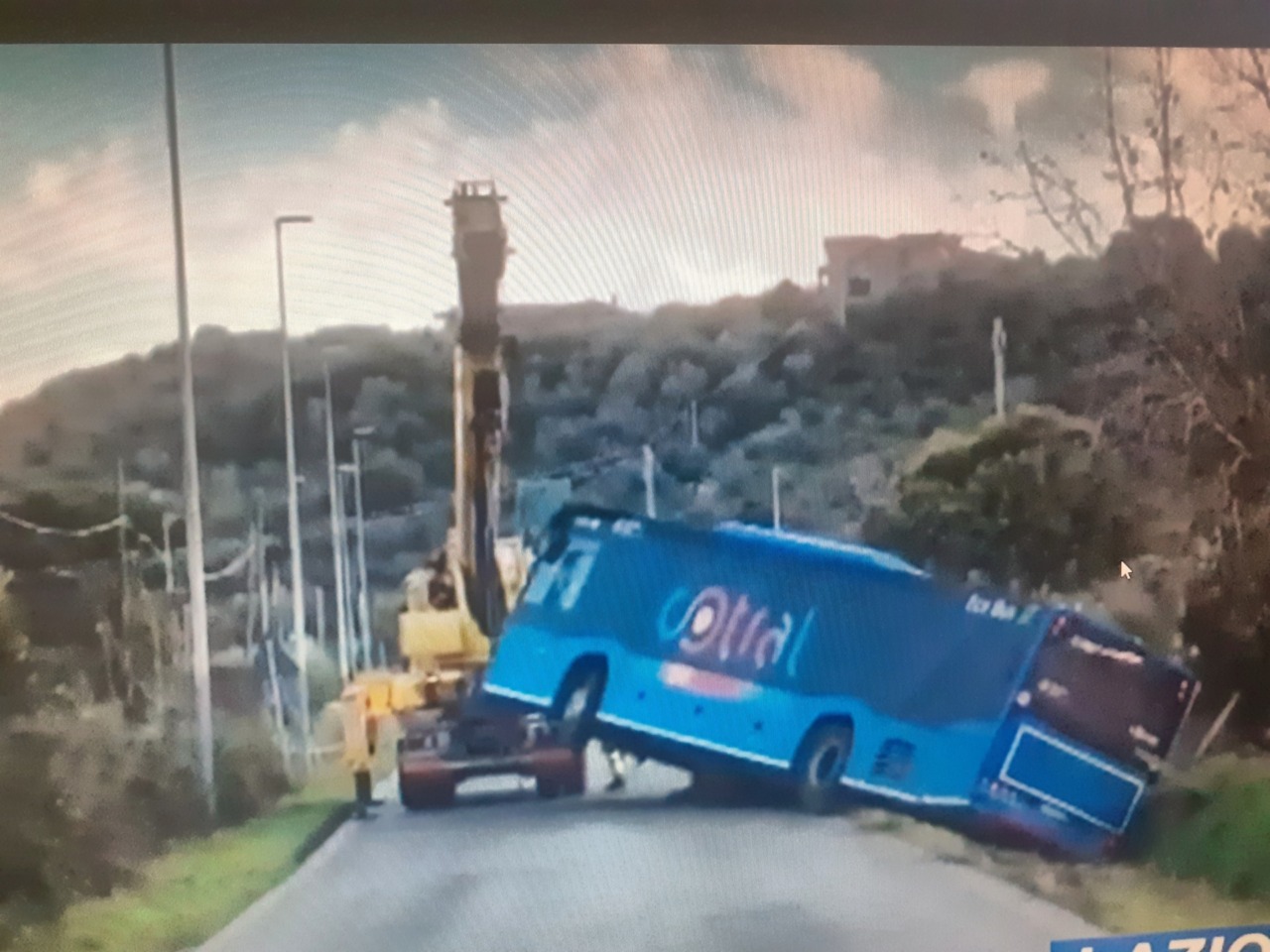Pullman del Cotral in un fossato. Illeso il conducente