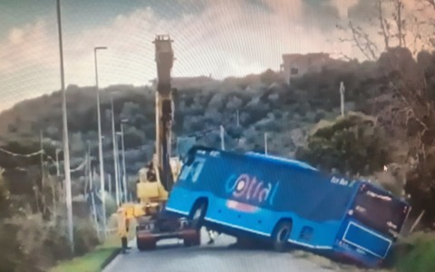 Pullman del Cotral in un fossato. Illeso il conducente