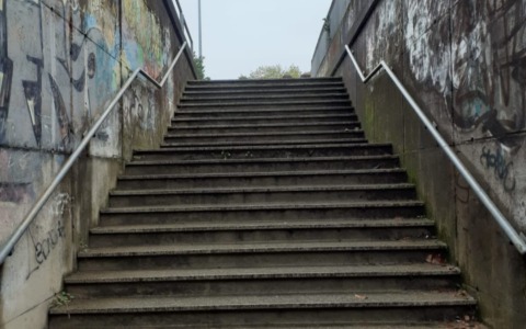 Quella scala del sottopasso di via Paderno a Seriate è un problema serio per chi ha difficoltà di deambulazione