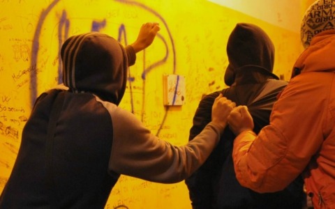 Ragazzo di Moncalieri attirato in un appartamento da due coetanei: violenze, minacce e derisioni prima di essere abbandonato all’alba davanti alla stazione