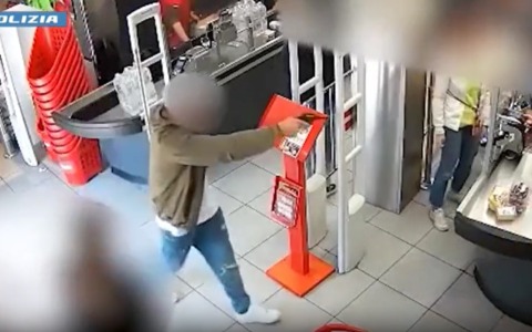 Rapina una banca e due supermercati armato di coltello e pistola: arrestato 46enne a Torino