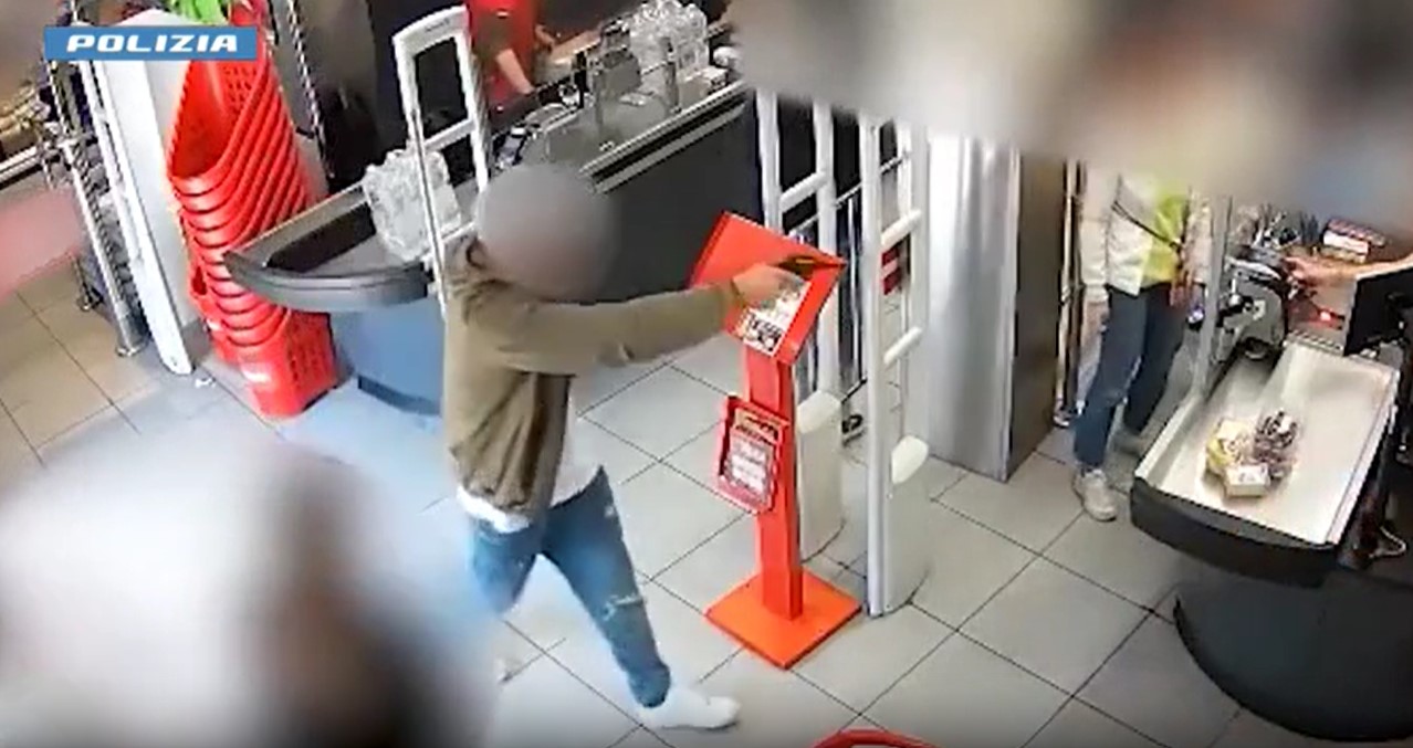 Rapina una banca e due supermercati armato di coltello e pistola: arrestato 46enne a Torino