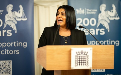 Regno Unito: svolta radicale sulle politiche migratorie sotto il governo laburista