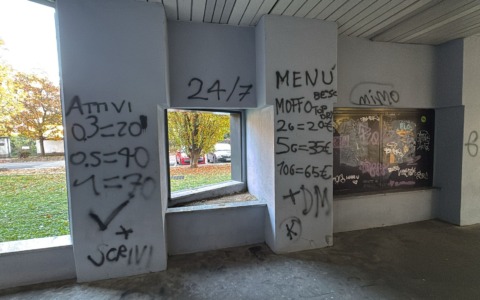 Retrostazione, sui muri scritte con i listini  dello spaccio