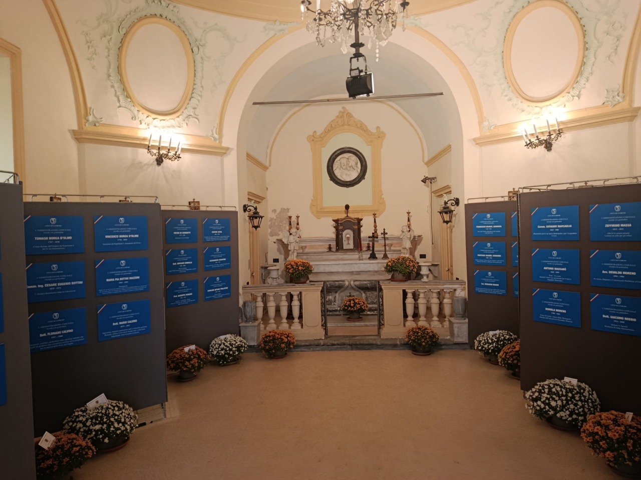 Riaperta cappella del Cimitero Monumentale. Targhe per i cittadini benemeriti